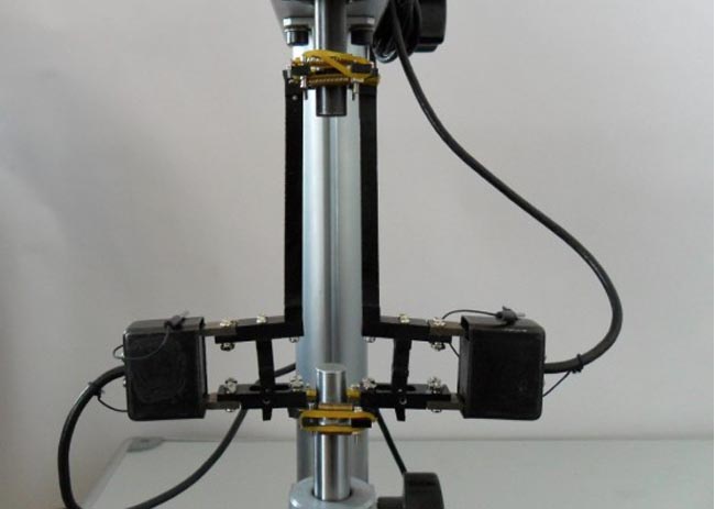 What are the differences in the configuration of electronic extensometers for testing machines?