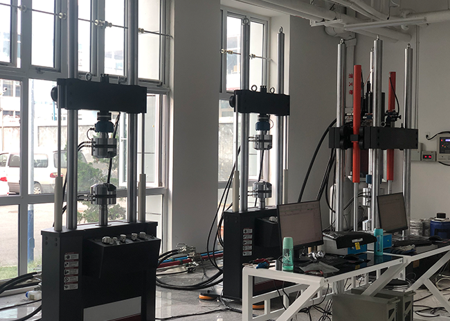 The dynamic and static universal testing machine has passed the debugging and acceptance smoothly