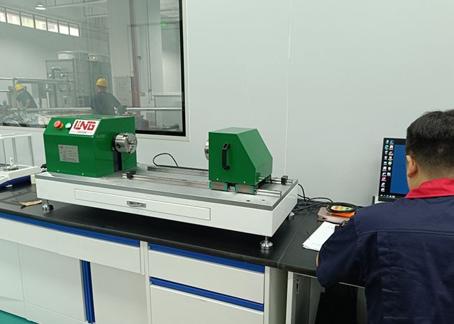 The customer has completed on-site debugging of the metal wire torsion testing machine and the wire repeated bending testing machine