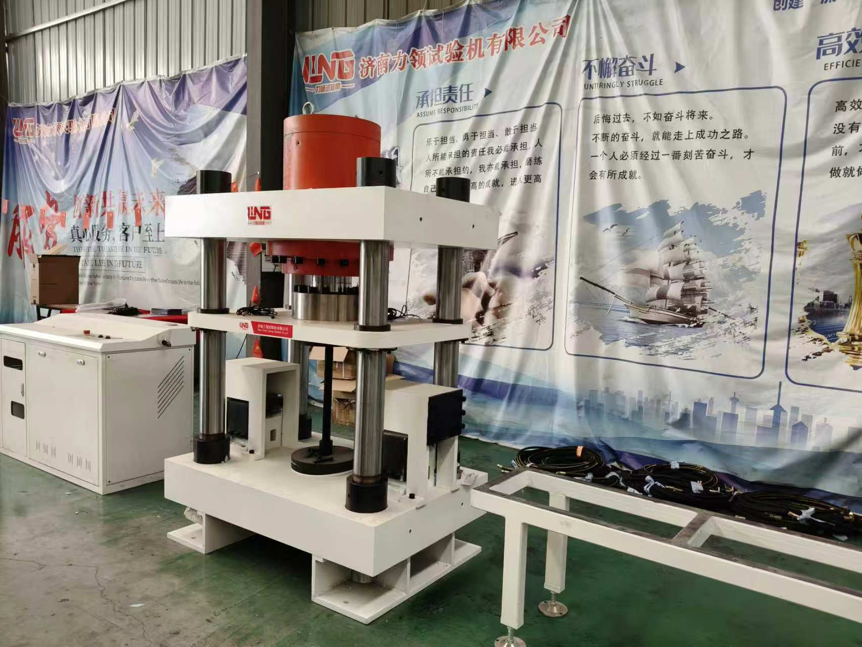 LFY-3000GW microcomputer-controlled rail static bending testing machine, developed and produced by Jinan Liling Testing Machine Co., Ltd., is a special testing equipment that fully meets the railway industry standards.