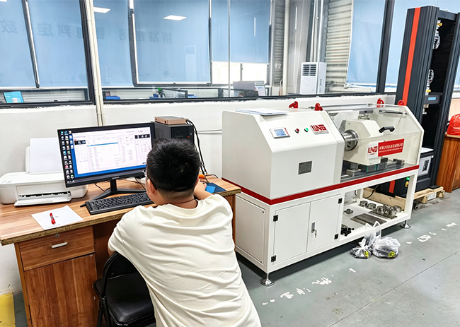 Deeply cultivate equipment debugging service to help precision manufacturing improve quality | The after-sales manager of Jinan Liling Testing Machine Co., Ltd. went to Jiangxi Precision Technology to complete the on-site debugging of fastener friction coefficient detector.
